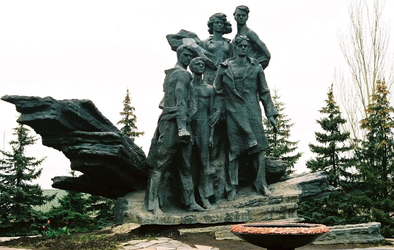 мемориальный комплекс «Слава» Луганская Народная Республика, г. Ровеньки. Мемориальный комплекс посвящен героям-молодогвардейцам и воинам, павшим при освобождении города от немецко-фашистских захватчиков. Мемориальный комплекс расположен на месте сквера, где весной 1943 года были похоронены узники фашистского гестапо. В 1982 году в день открытия мемориального комплекса «Слава» из Краснодона в Ровеньки был доставлен Вечный огонь. Зажгли его у подножия монумента член «Молодой гвардии» В.Д. Борц, руководитель бригады рабочих очистного забоя шахты имени Космонавтов производственного объединения «Ровенькиантрацит» Герой Социалистического Труда Г.И. Моцак и комсорг Ровеньковской средней школы № 5 десятиклассница Елена Манева. Авторы памятника: Запорожцев М.В., Редько О.К., Смирнов В.Г., Юхтовский Р.П., Викторов В.И. Мемориальный комплекс торжественно открыт 1 декабря 1982 года.